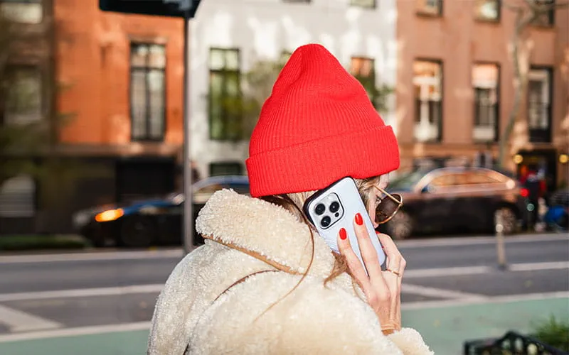 Une cliente QAPA téléphonant dans la rue