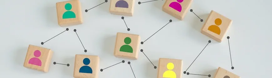 Un schéma de réseau entre plusieurs personnes, symbole de l'opportunité que représente l’intérim pour enrichir ses ressources et contacts professionnels.