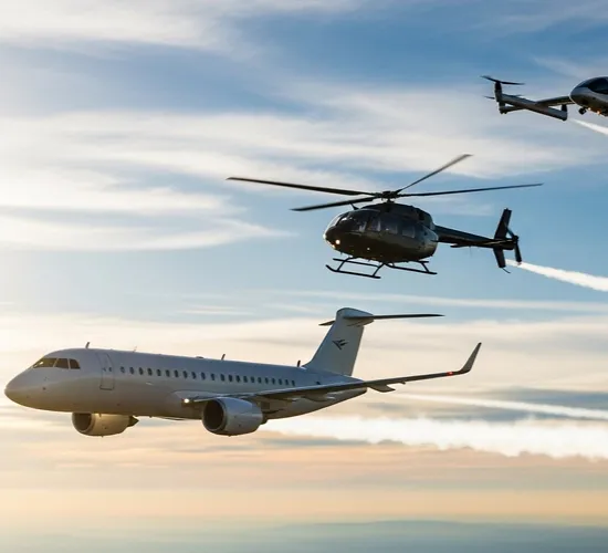 un avion, un hélicoptère et un drone volant dans le ciel 