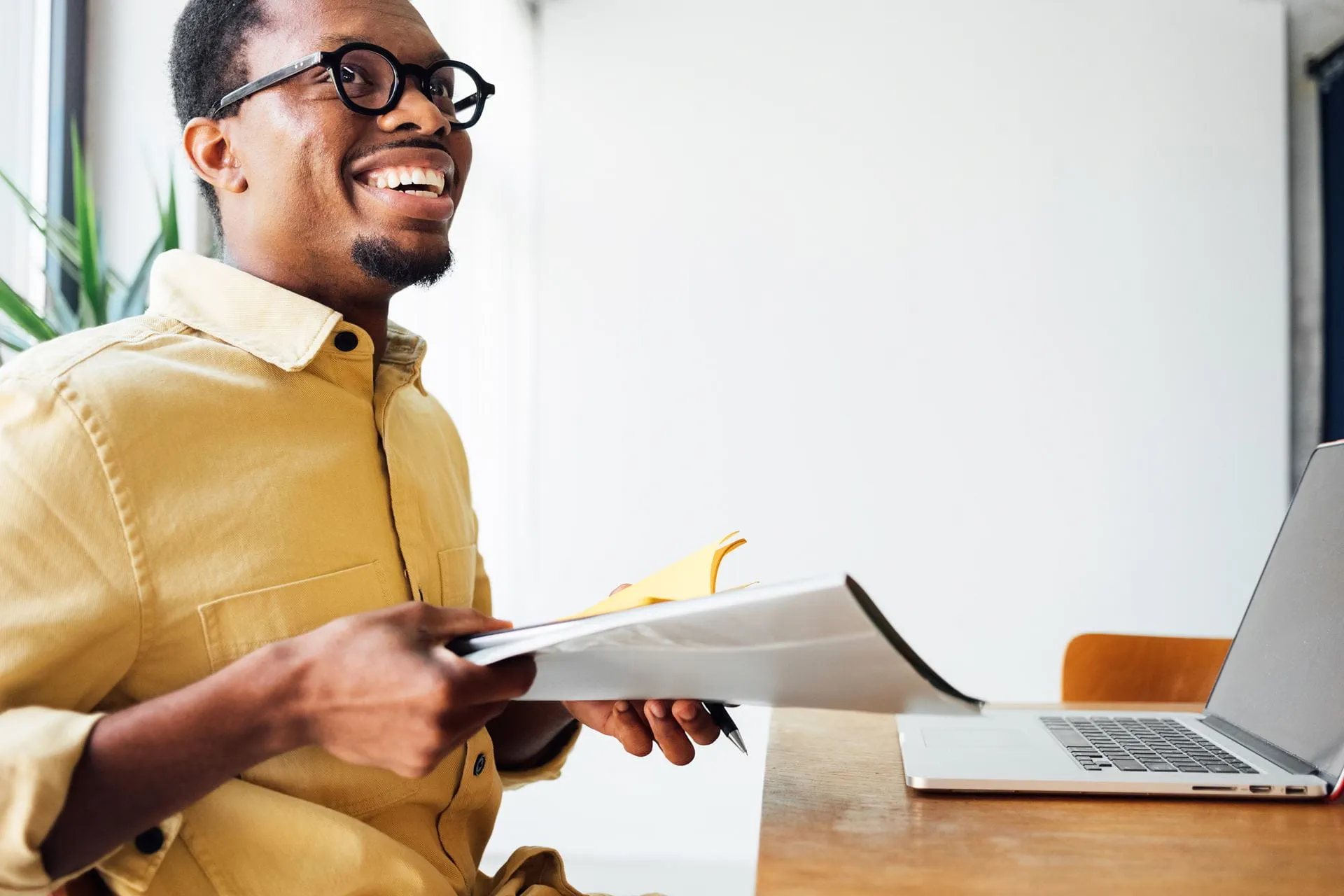 un recruteur souriant travaillant dans une agence Adecco​