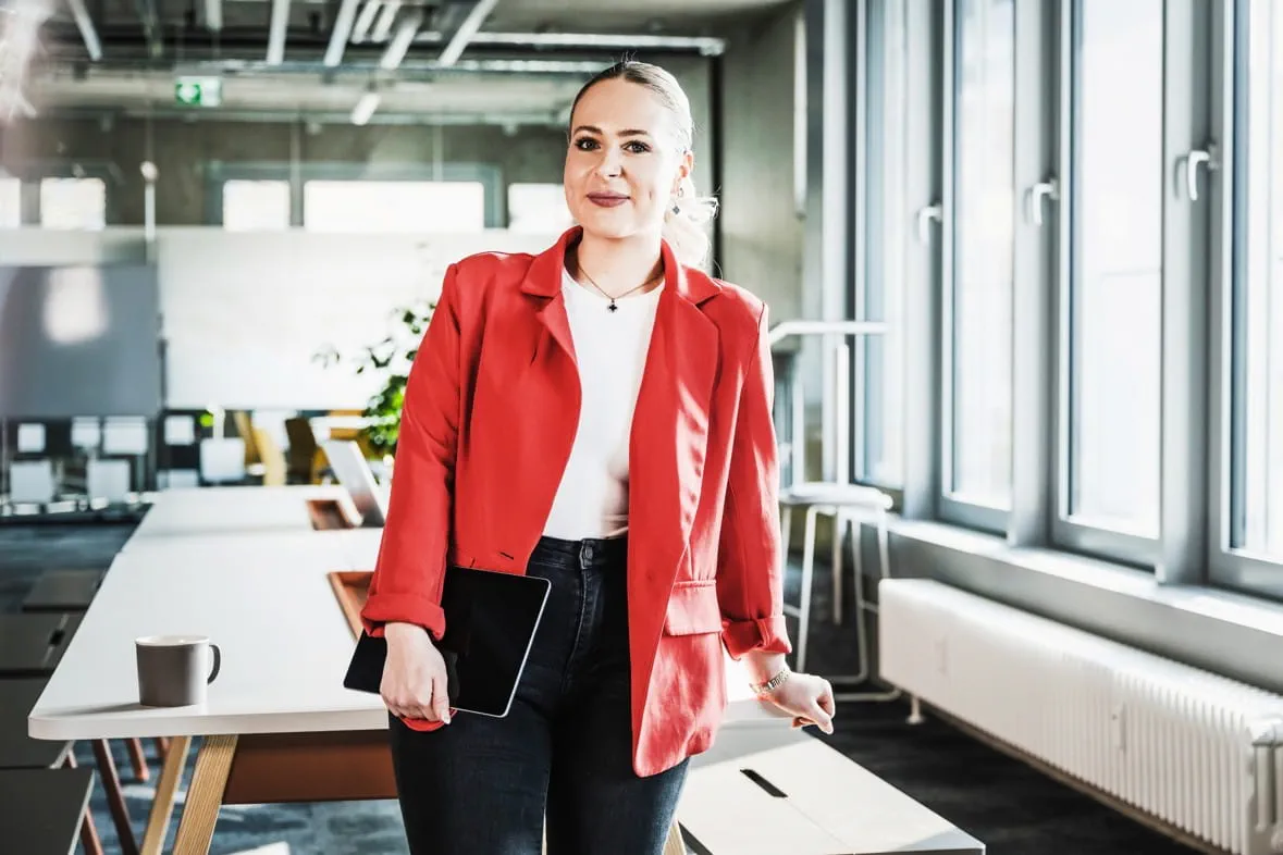 Une consultante en recrutement Adecco travaillant à son bureau