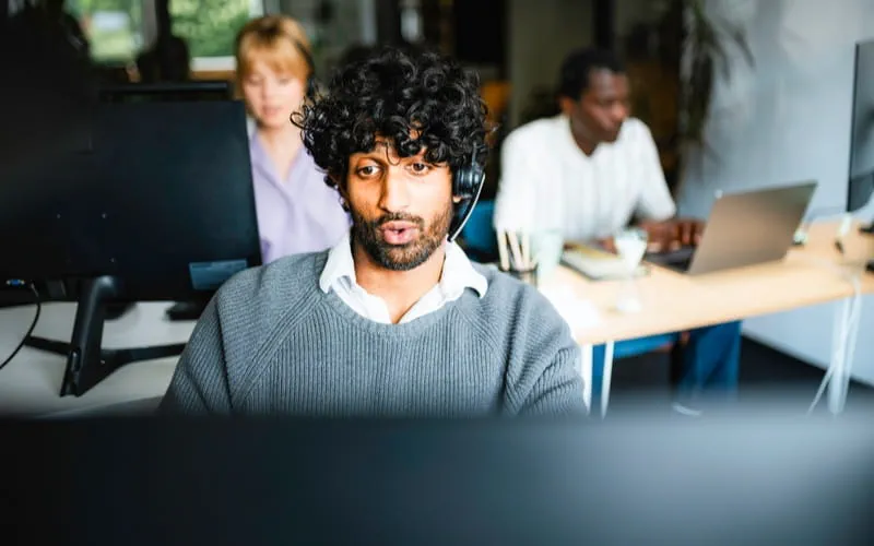 Un salarié à son bureau travaillant dans le secteur technologique​