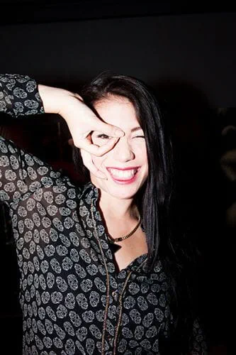 une intérimaire souriante sur fond noir 