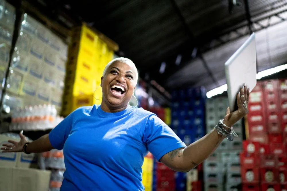 Une intérimaire souriante travaillant dans un entrepôt de produits alimentaires