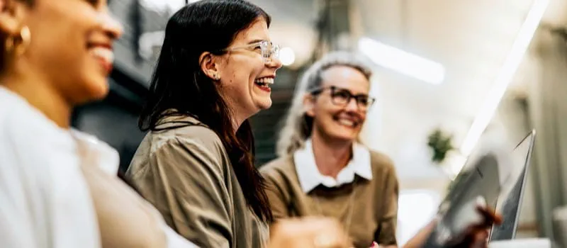 Une équipe de travail souriante lors d'un teambuilding