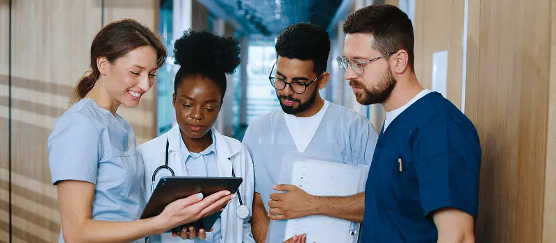 Une femme médecin intègre de façon structurée des nouveaux soignants dans un hôpital.