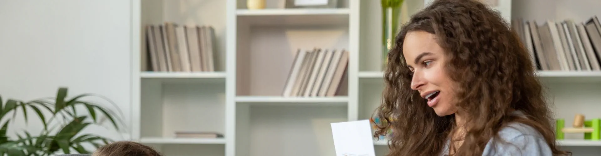 Une orthophoniste travaille dans son bureau avec un patient