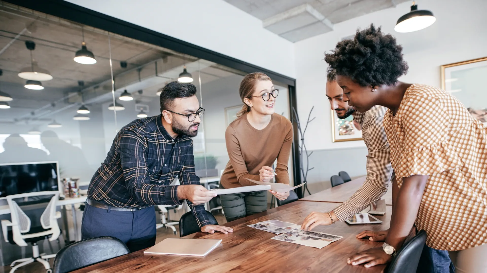 employeurs et employés se serrant la main