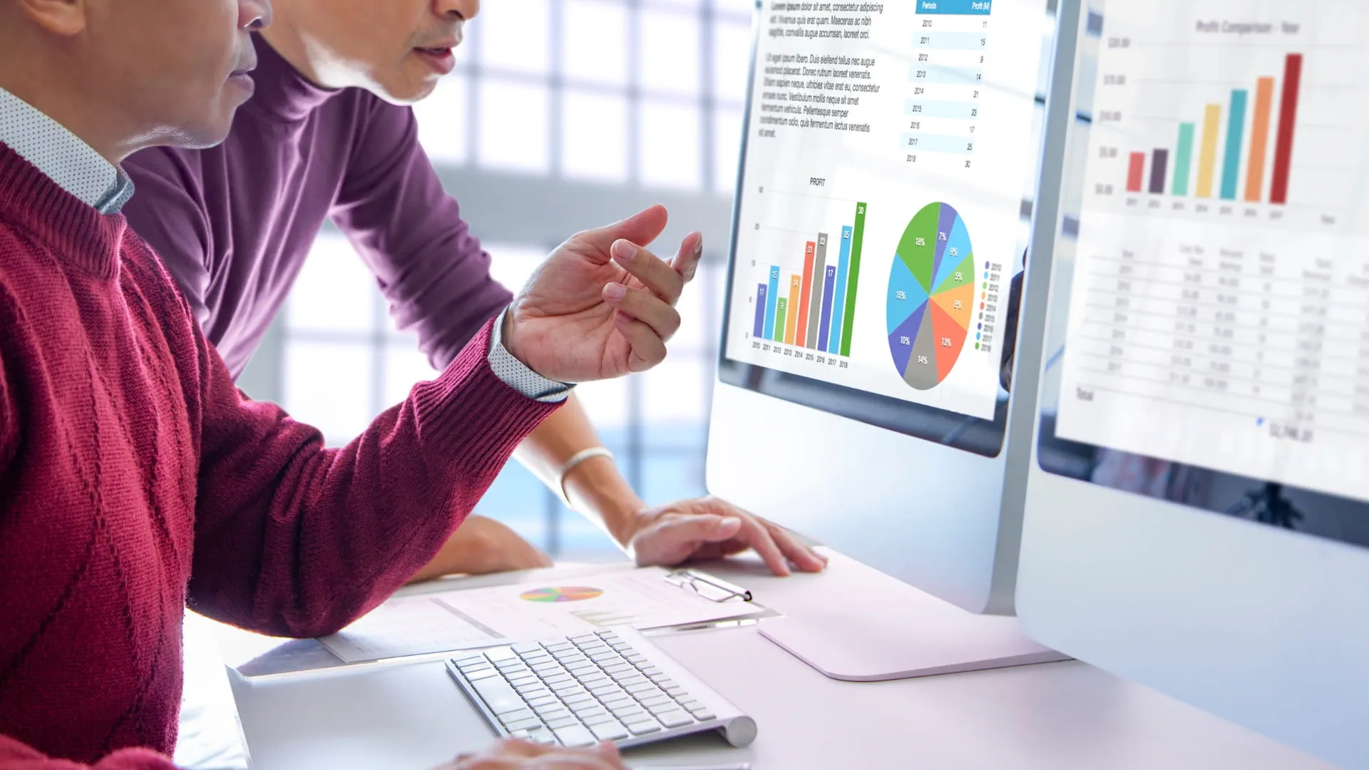 employé et manager discutant de l'évaluation des performances