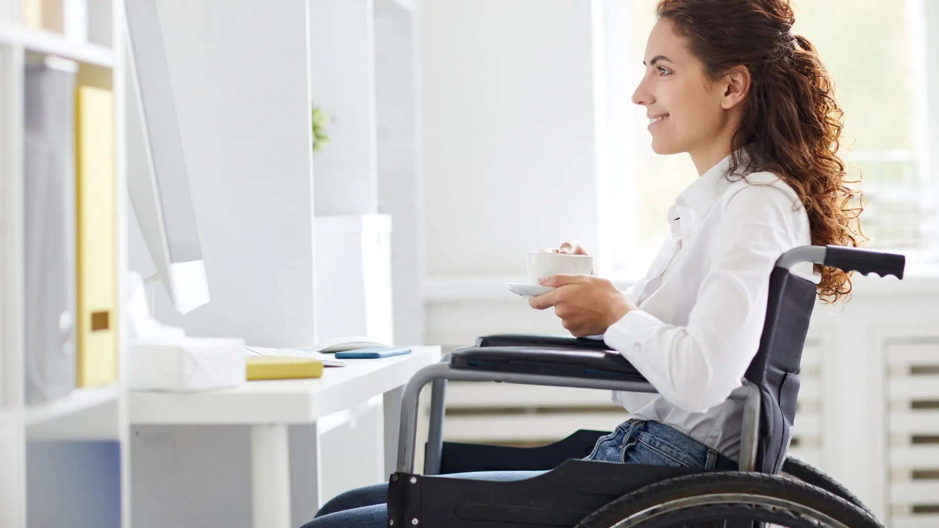 femme professionnelle en fauteuil roulant