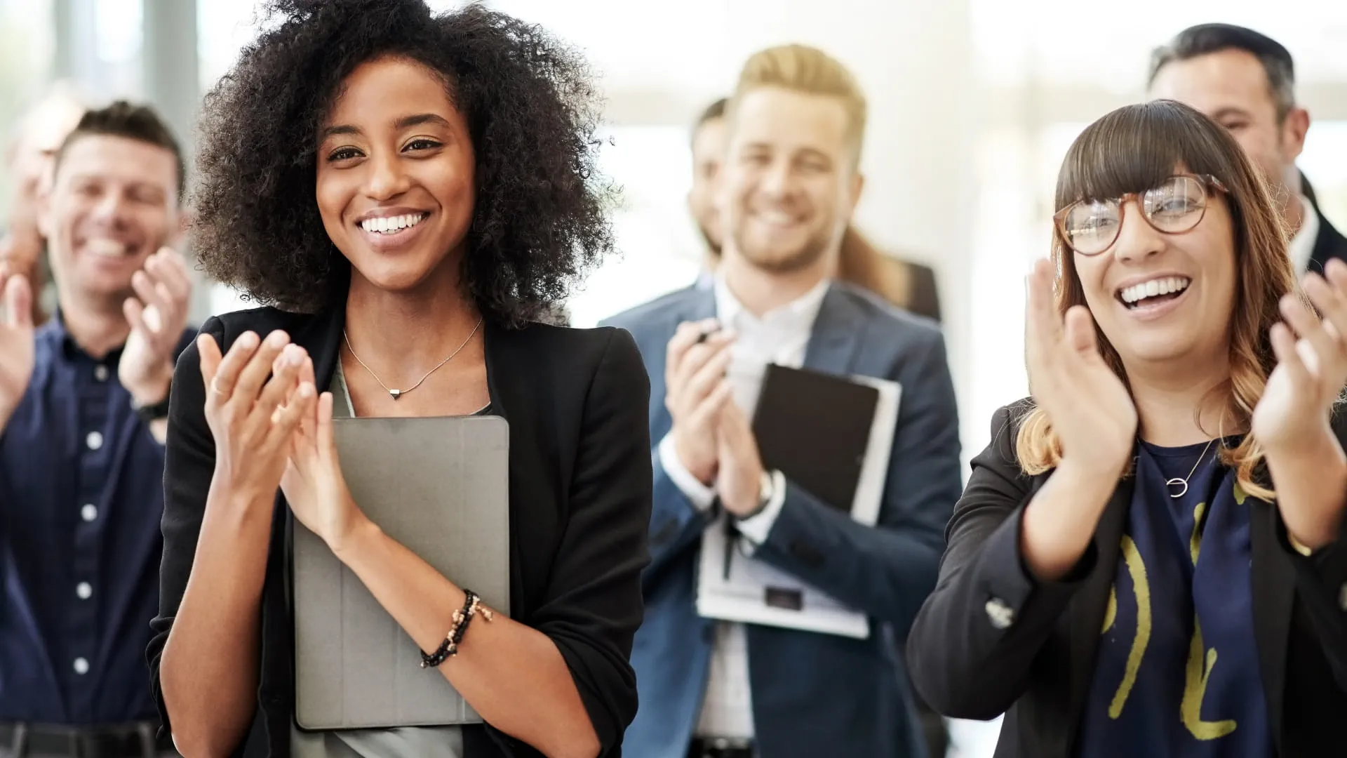 les employés applaudissent