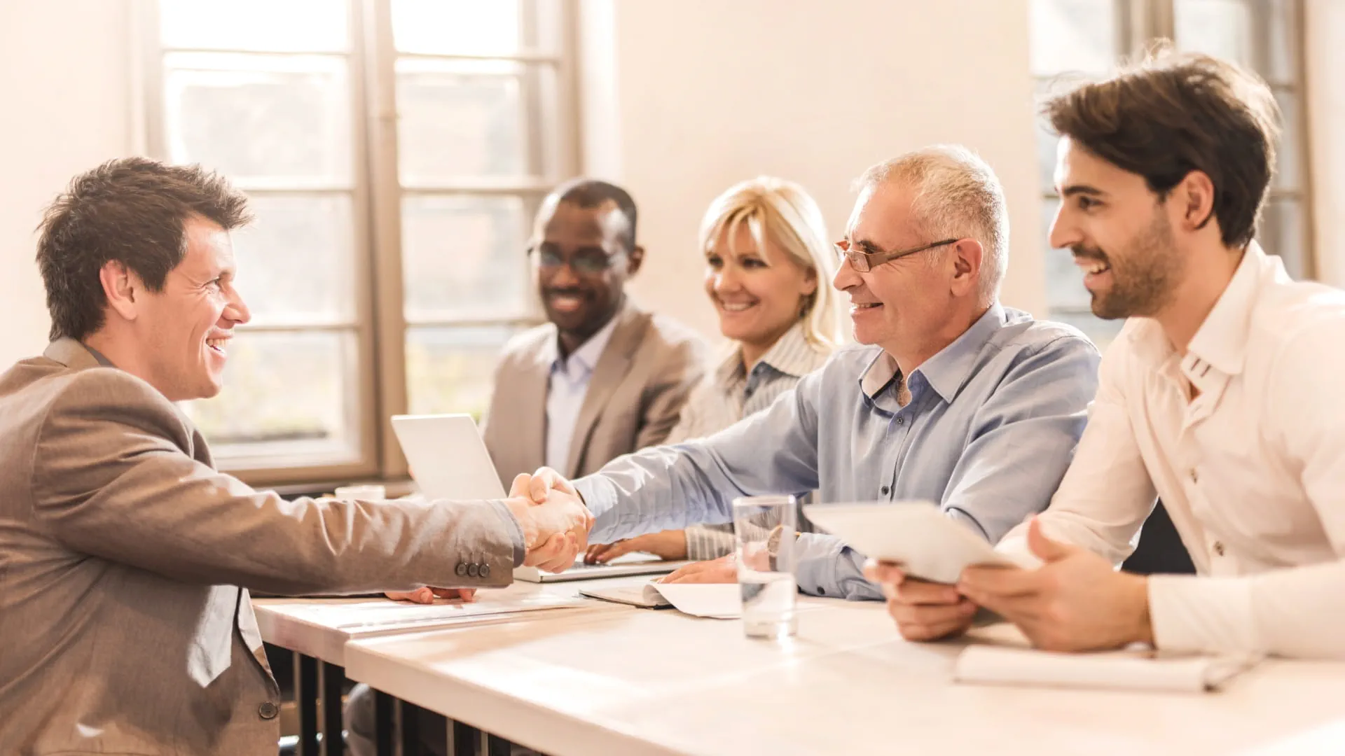 Les responsables du recrutement interviewent un candidat