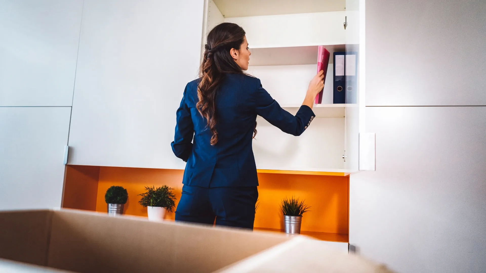 femme professionnelle organisant son bureau