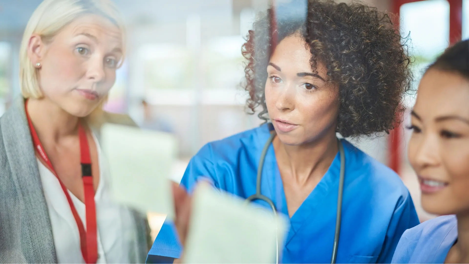 professionnels de la santé discutant sur un sujet