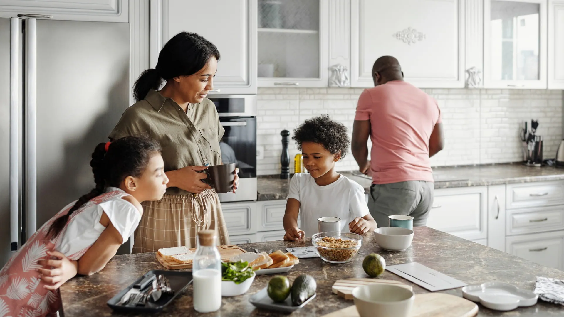 famille passant du temps de qualité dans la cuisine