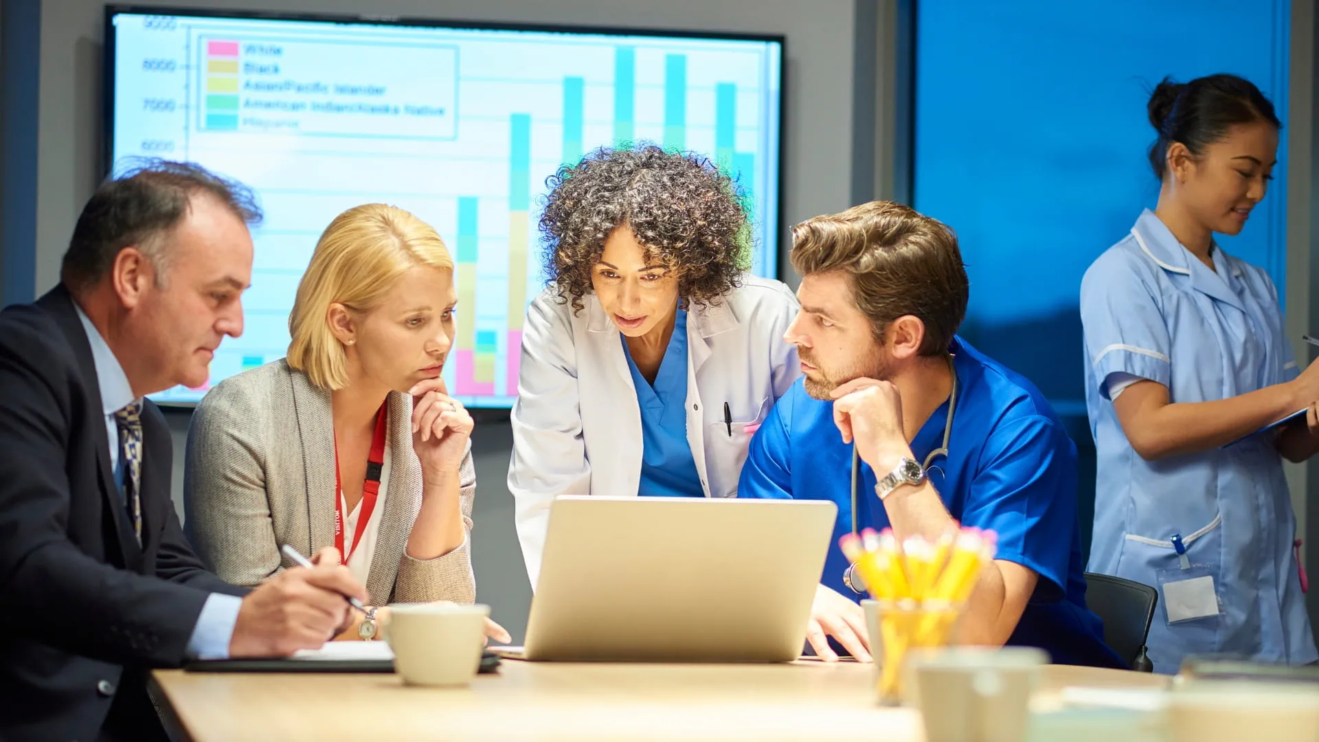 professionnels dans une salle de réunion