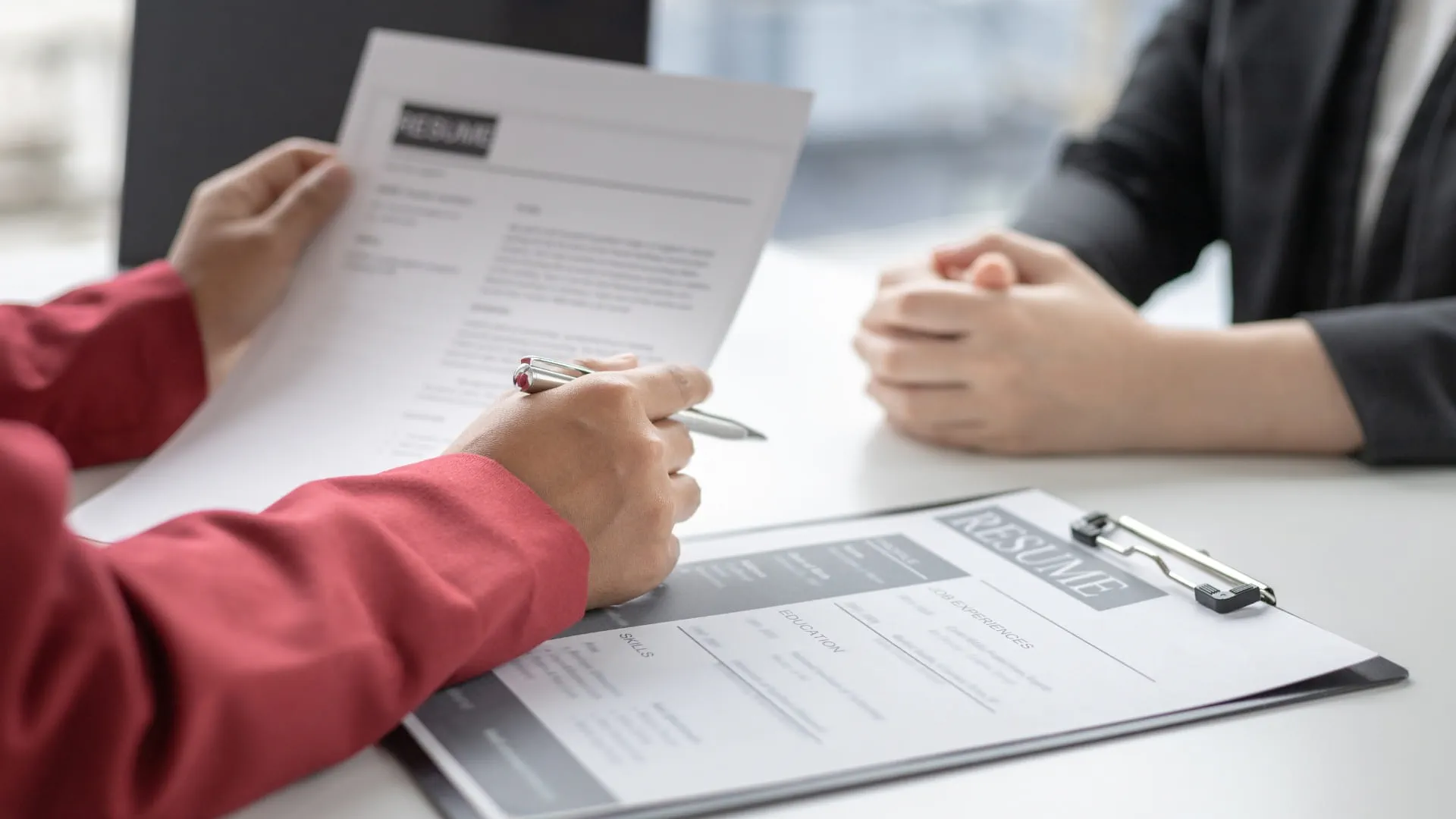 professionnels examinant leur CV