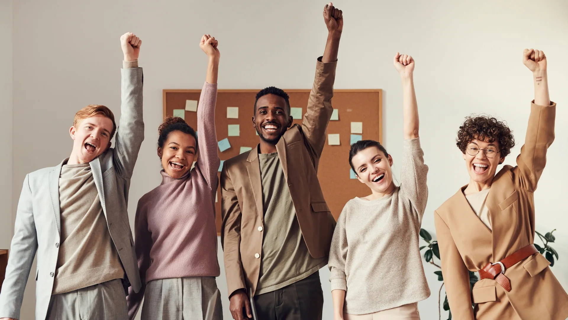 jeunes professionnels célébrant
