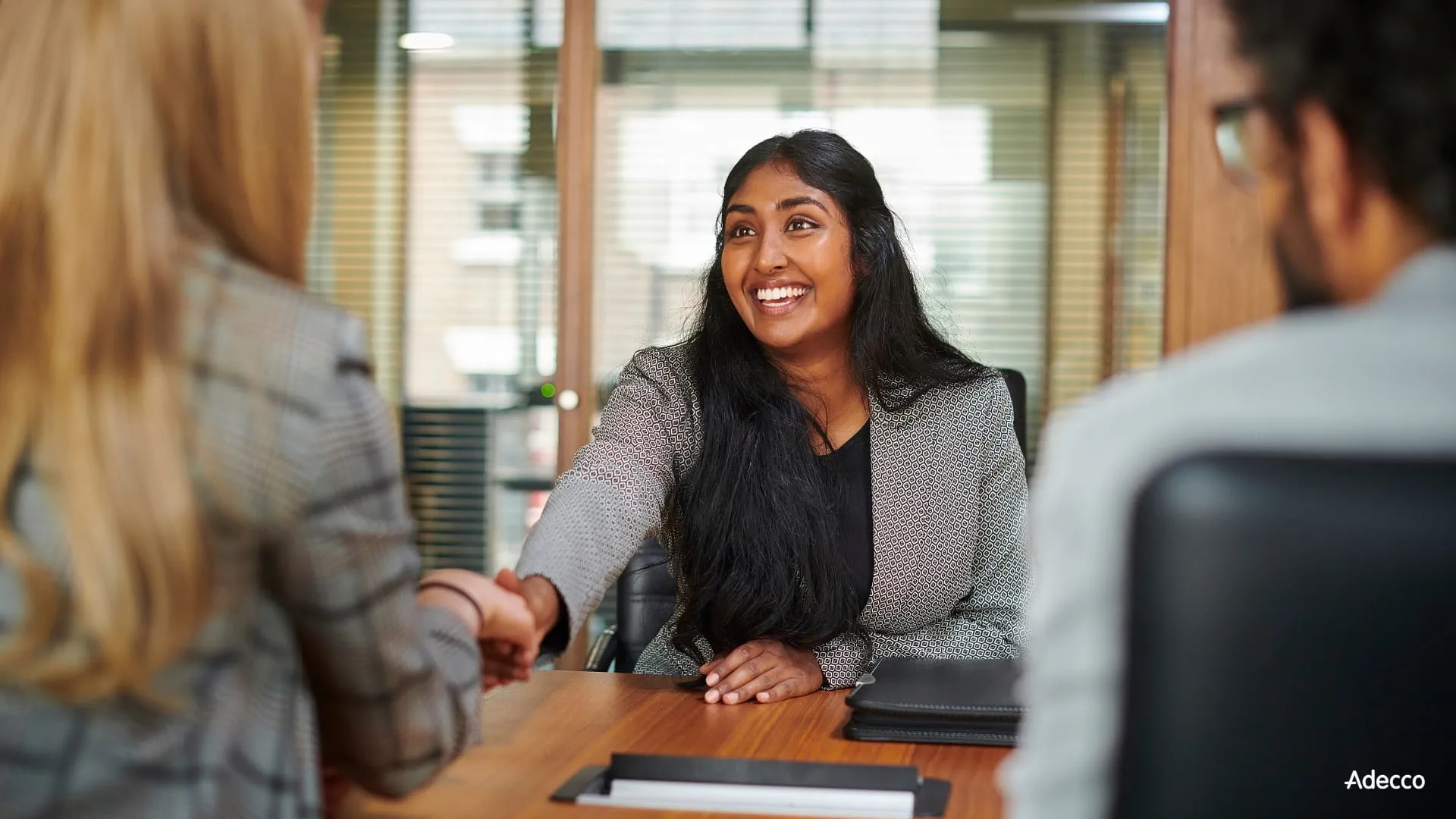 femme assise devant deux recruteurs avant un entretien