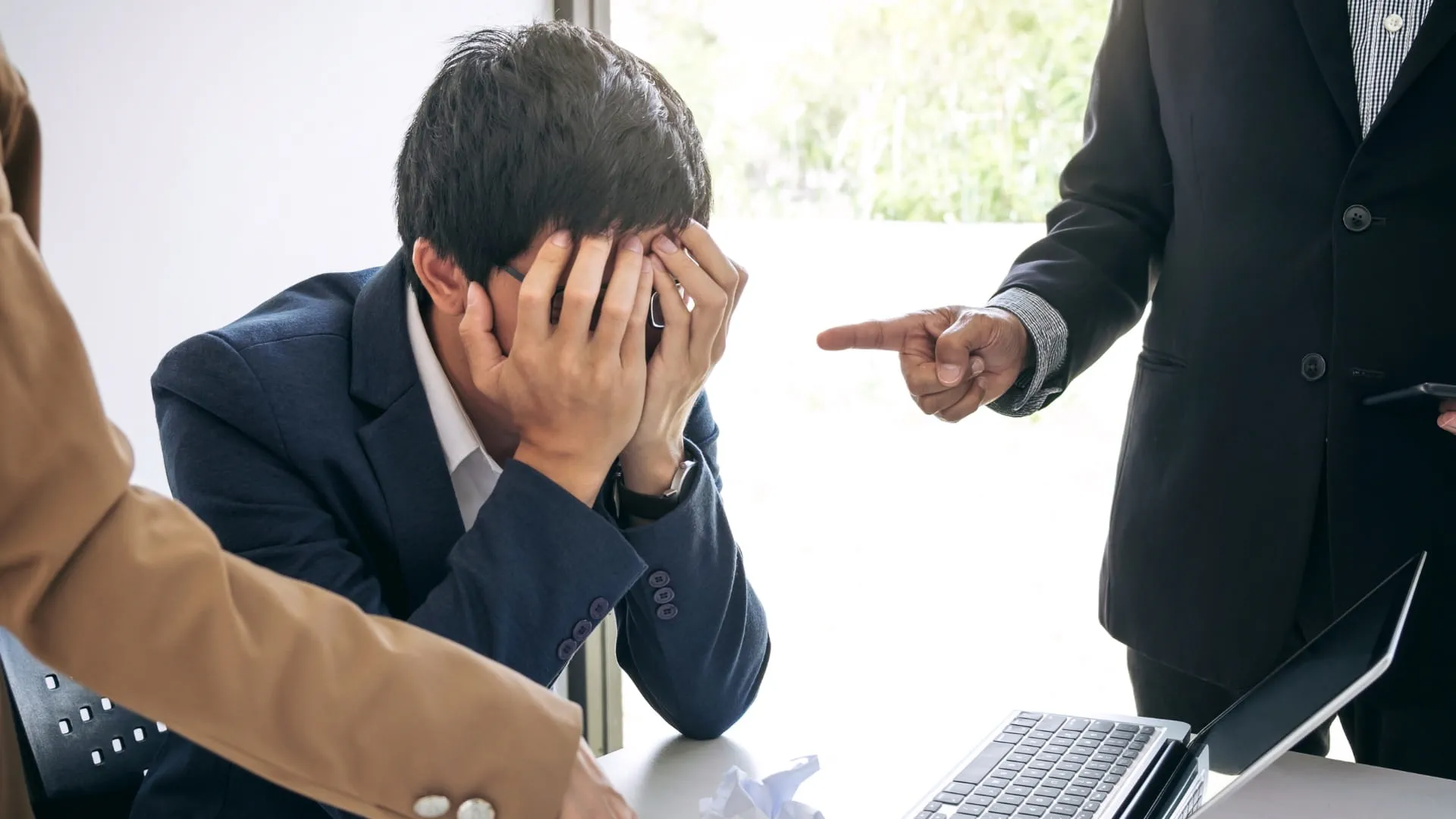 employé frustré au travail