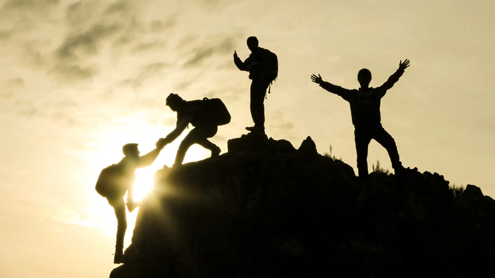 professionnels au sommet d'une montagne