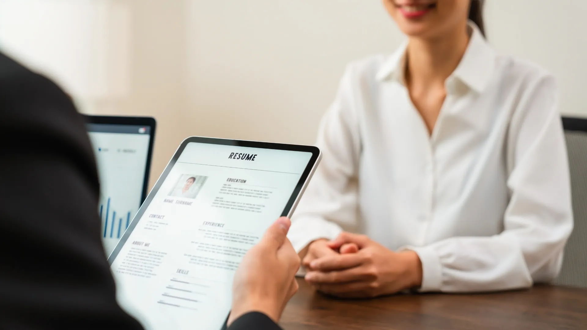 recruteur examinant le CV d'un candidat recruteur examinant le CV d'un candidat