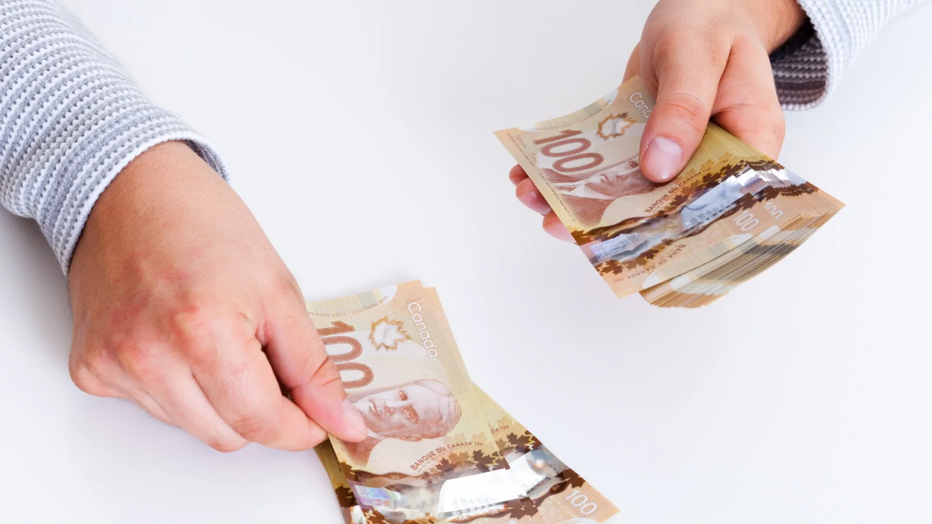 individu comptant des dollars canadiens