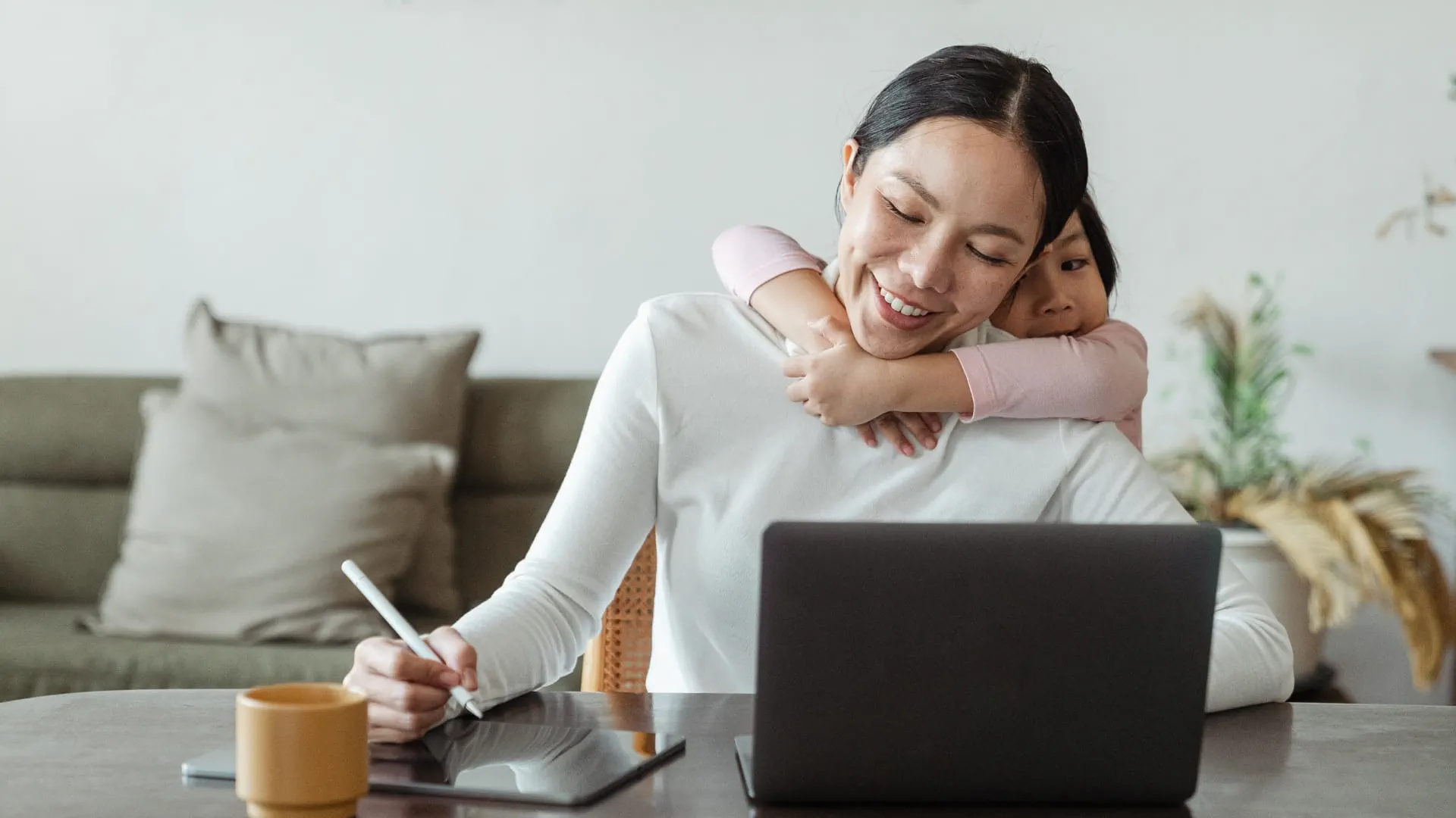 maman professionnelle travaillant aux côtés de sa fille