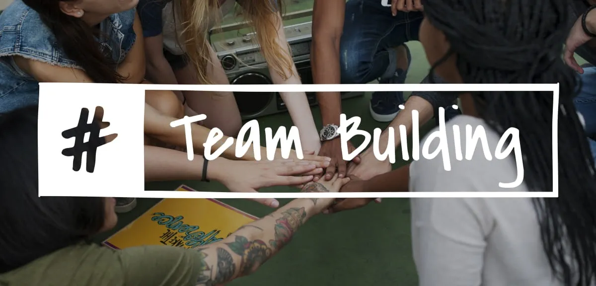 Colaboradores participando en una actividad de Team Building para empresas para fortalecer el trabajo en equipo y la colaboración