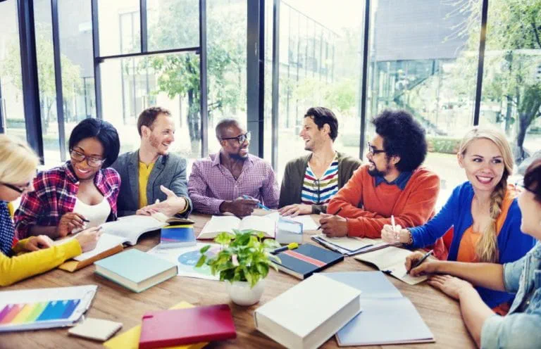 BENEFICIOS DE UN AMBIENTE DIVERSO E INCLUYENTE