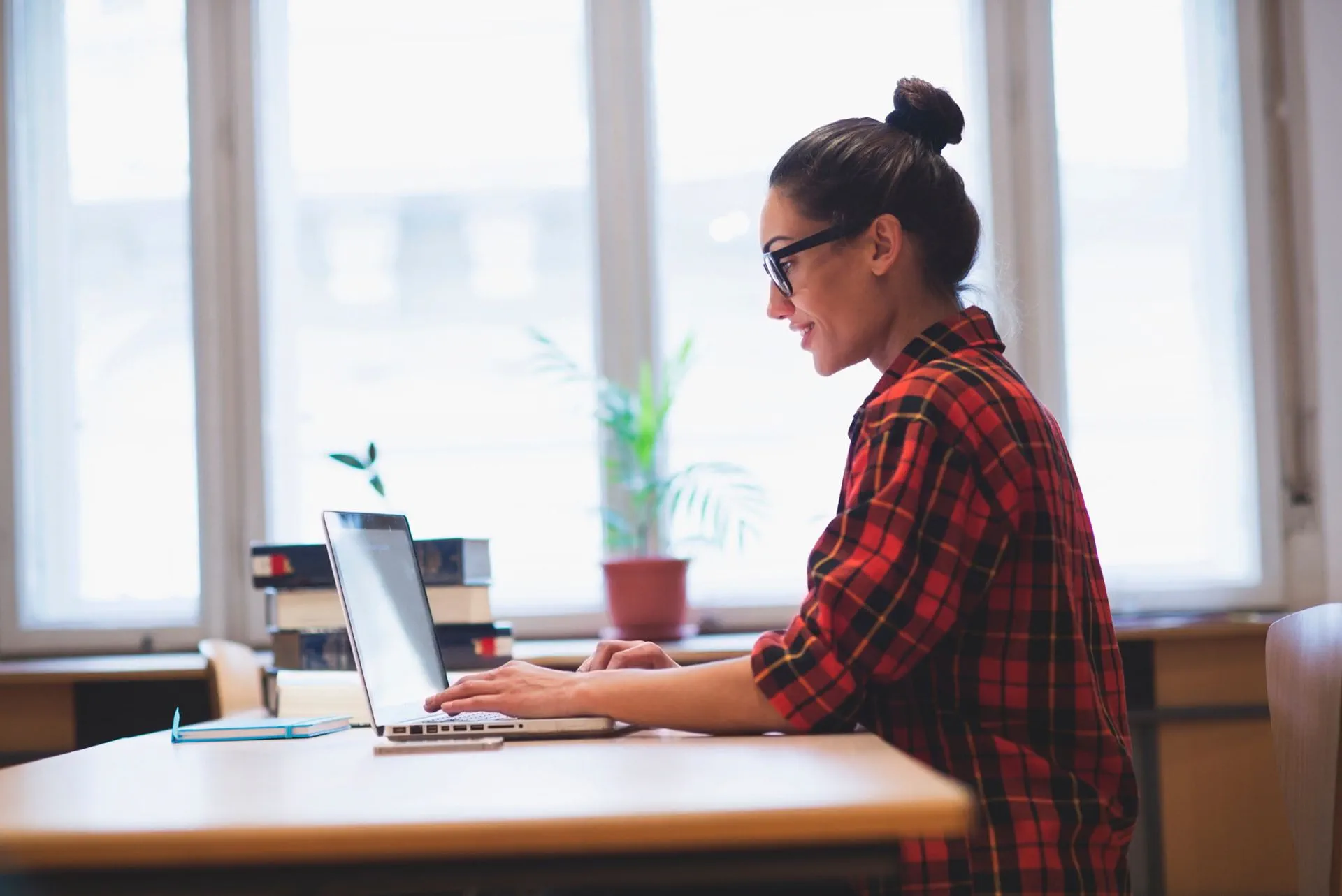 Mitarbeiterin arbeitet am Laptop