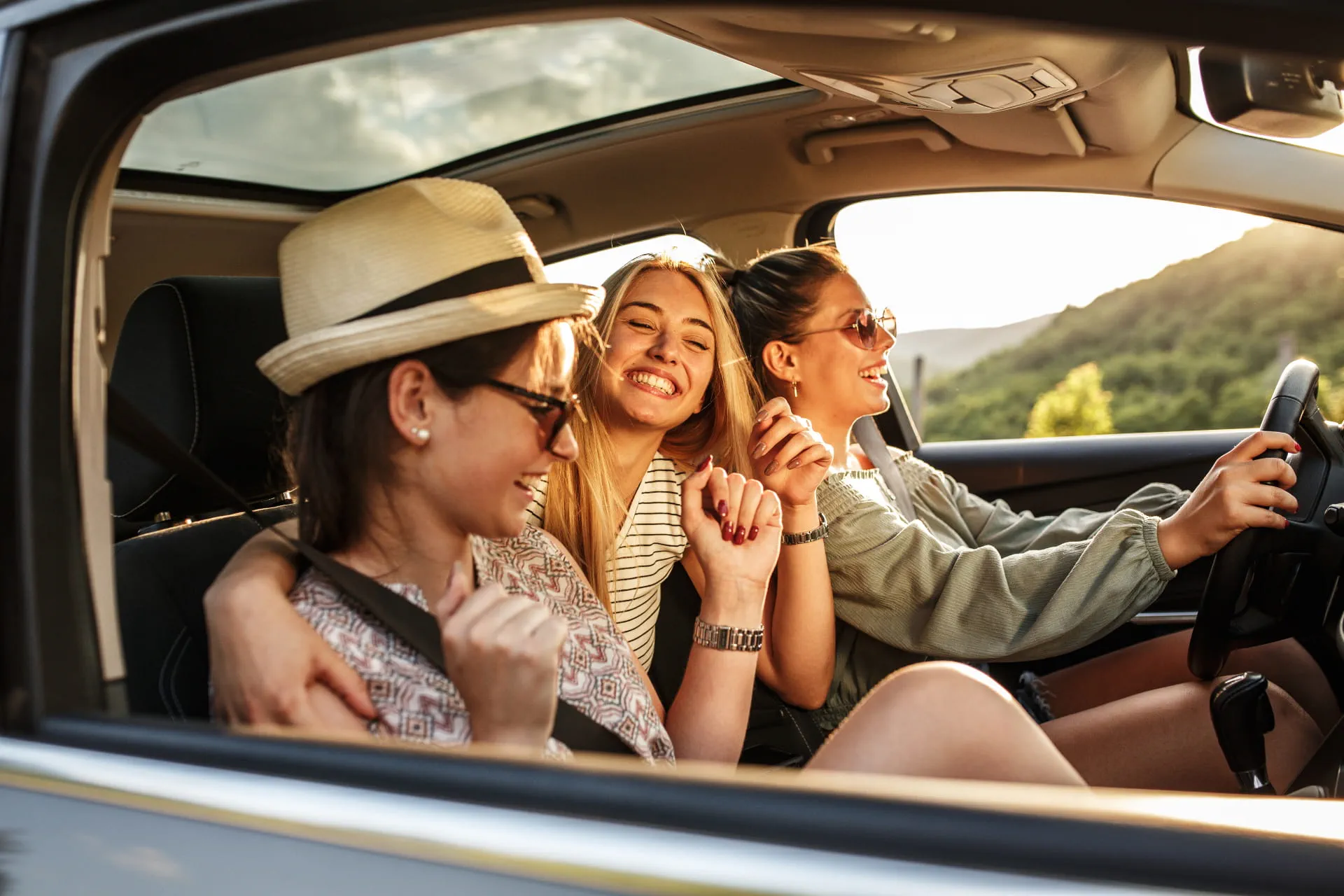 Drei Frauen sitzen im Auto. Die Sonne scheint. Drei Frauen sitzen im Auto. Die Sonne scheint.