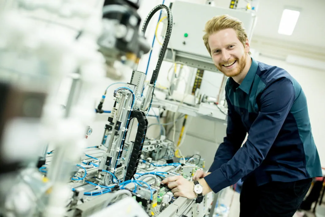 Mann im Technik-Labor