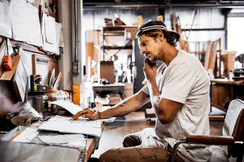 Handwerker telefoniert