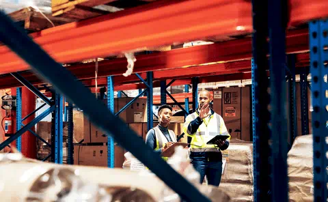 Mitarbeiter im Logistiklager