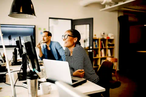 Mitarbeiterin im Büro