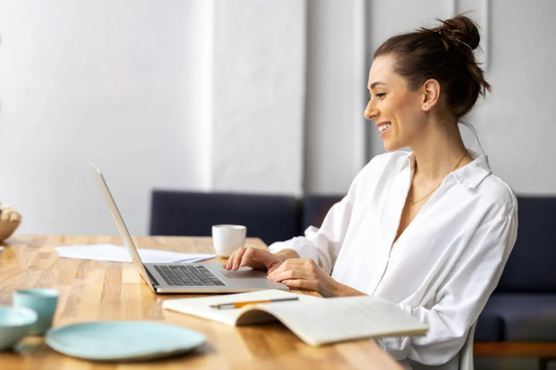 Mitarbeiterin nutzt Adecco App am Laptop