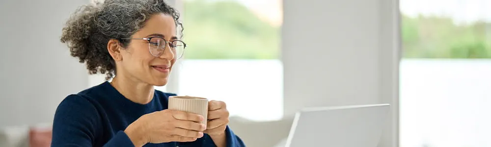 frau-laechelt-und-trinkt-kaffee