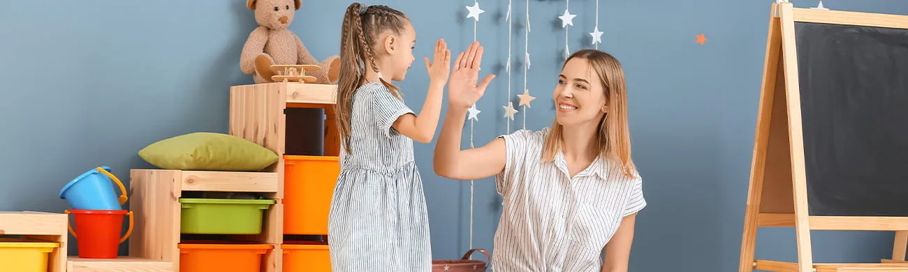 Mutter mit Kind im Kinderzimmer