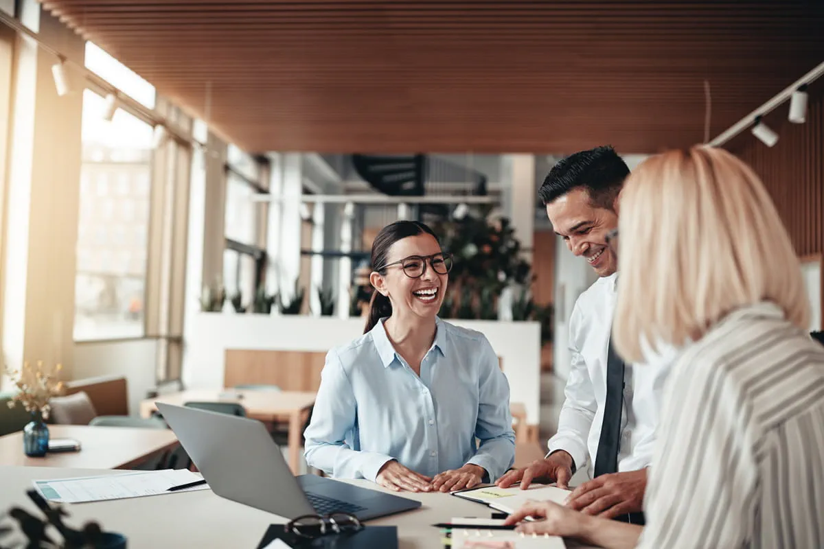 Mtarbeitende im Büro