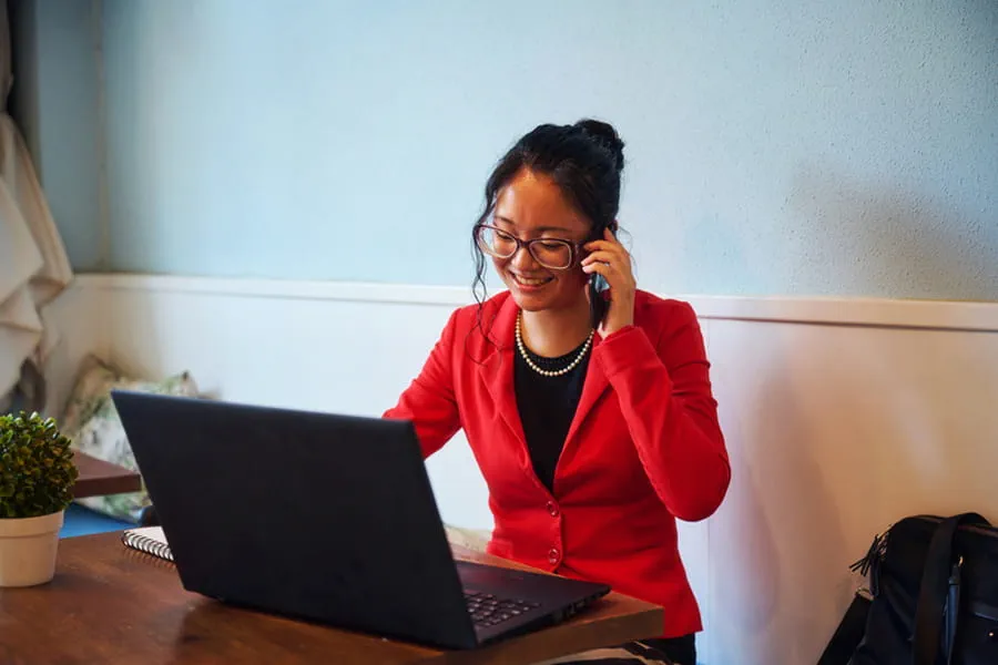 Frau arbeitet im Büro.