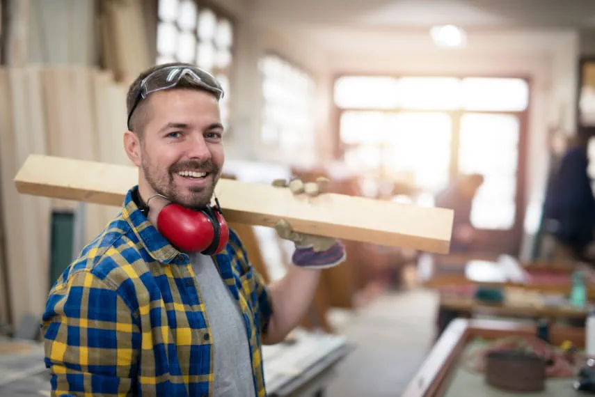 Handwerker arbeitet mit Holz