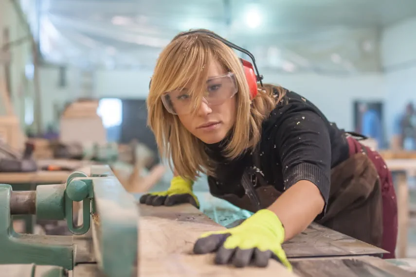 Handwerkerin arbeitet an der Säge