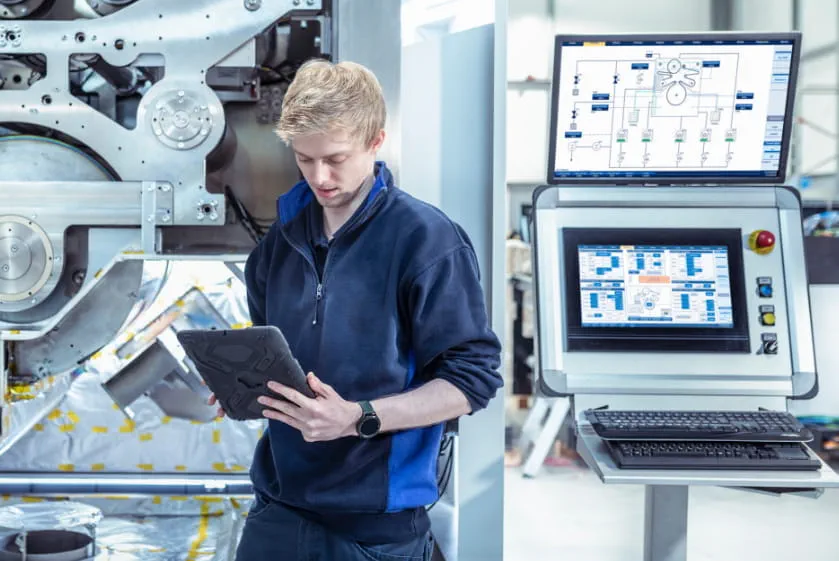 Mitarbeiter programmiert Maschine