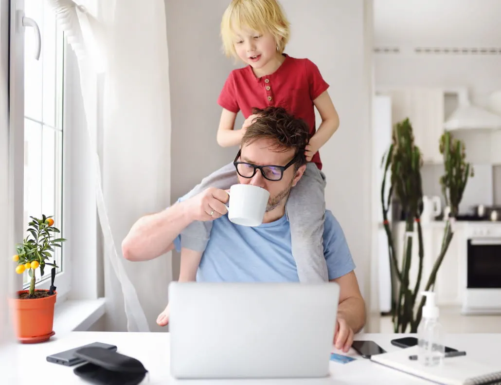 Vater mit Kind im Home-Office