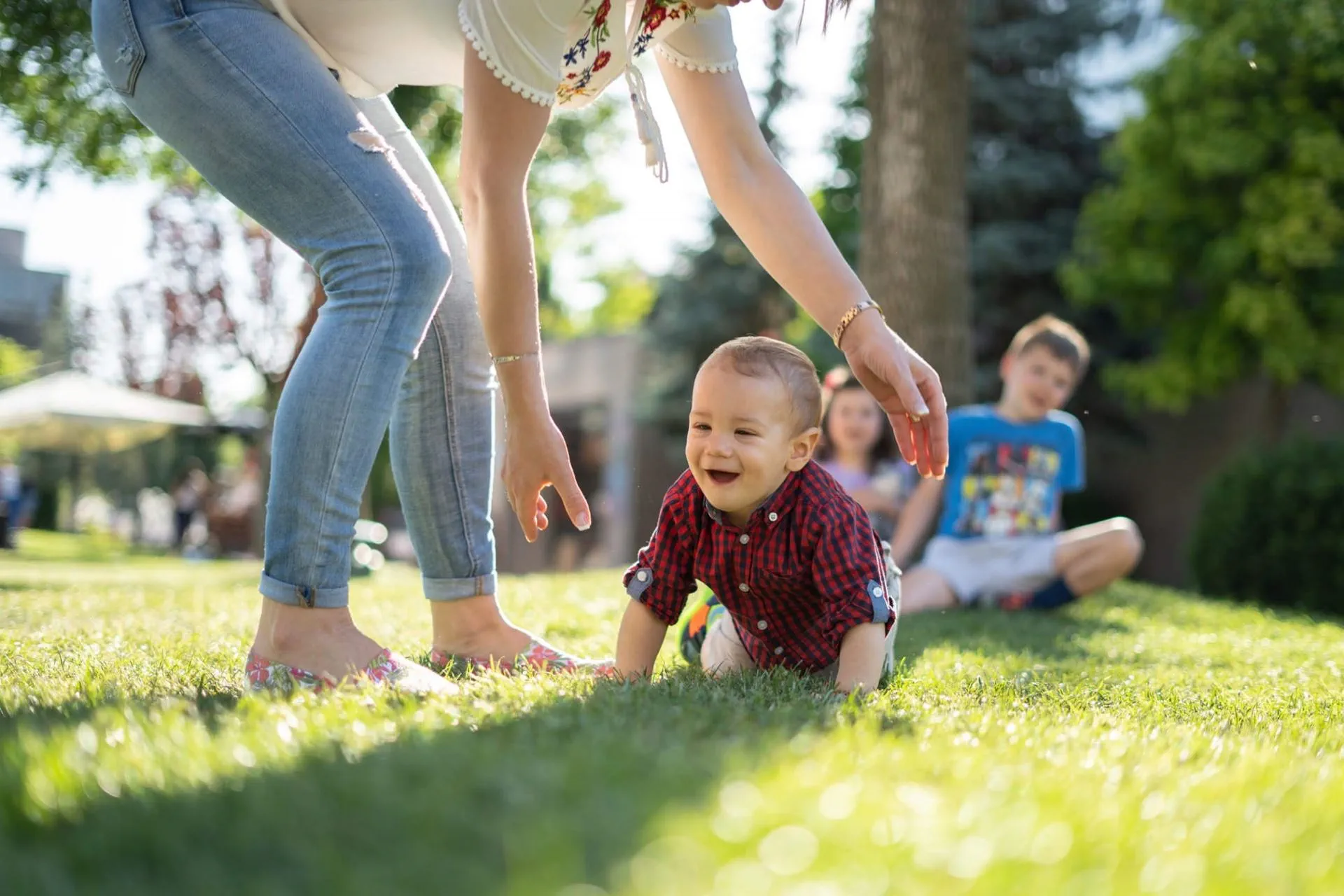 Mutter mit Kindern im Garten