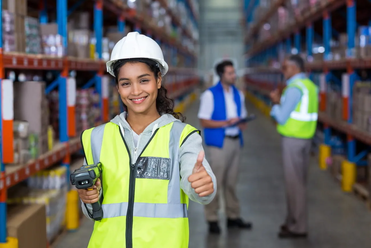 Mitarbeiterin im Logistiklager