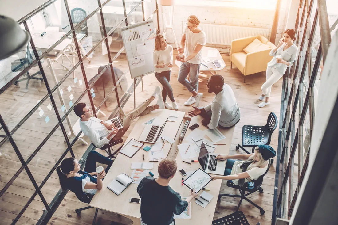 Menschen arbeiten zusammen in modernem Büro.