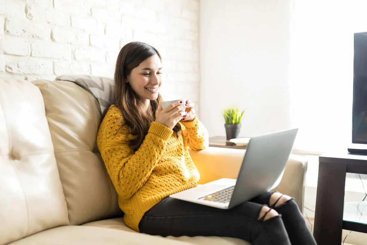 Frau auf Sofa mit Laptop