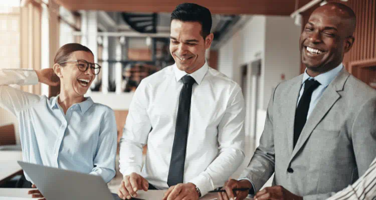 Collega's achter een laptop